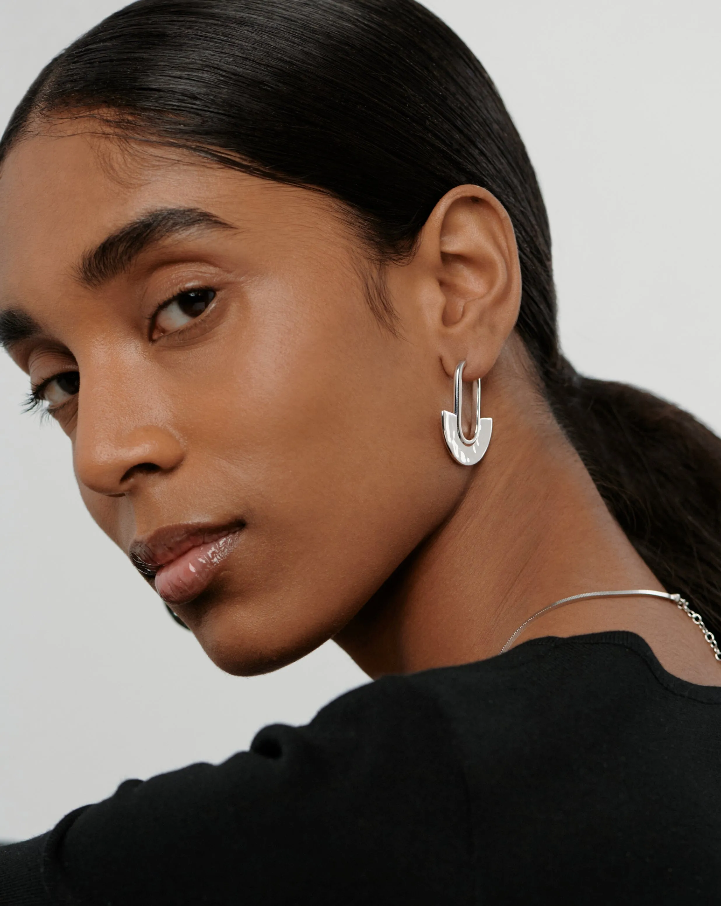 Zenyu Fan Medium Hoop Earrings
